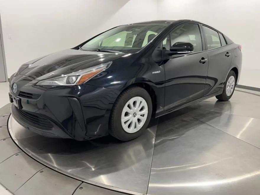 2019 Toyota Prius L photo 1
