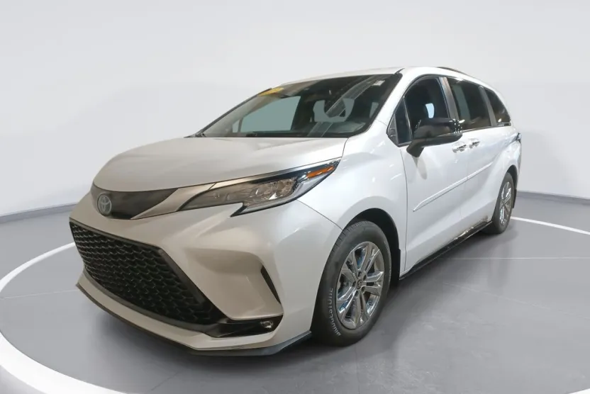 2023 Toyota Sienna XSE XLE photo 1