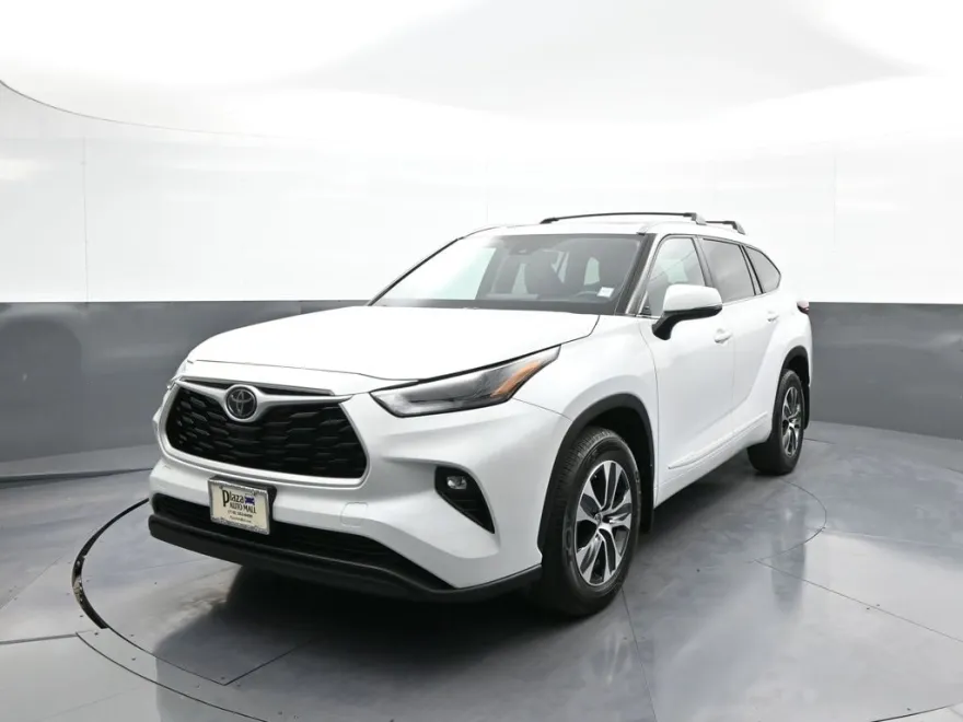 2023 Toyota Highlander XLE photo 1