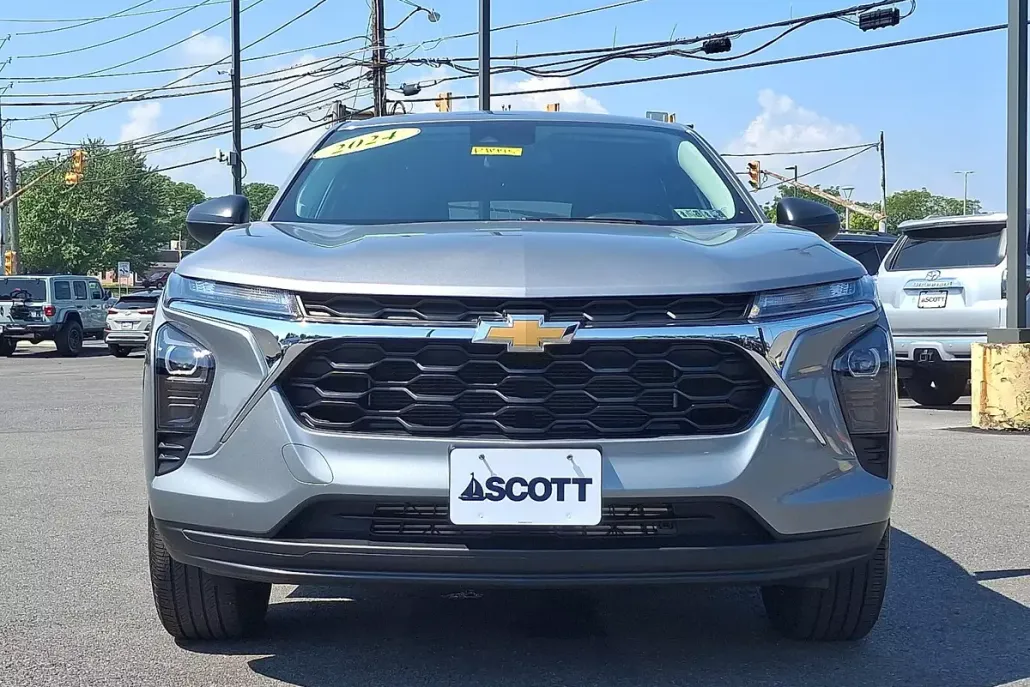 2024 Chevrolet Trax LS photo 1
