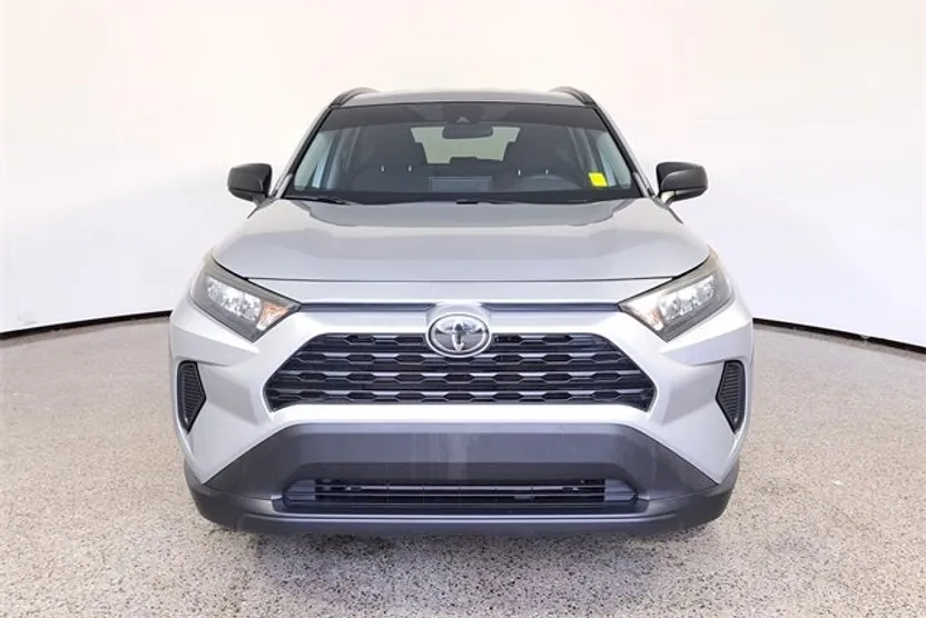 2019 Toyota RAV4 LE photo 1
