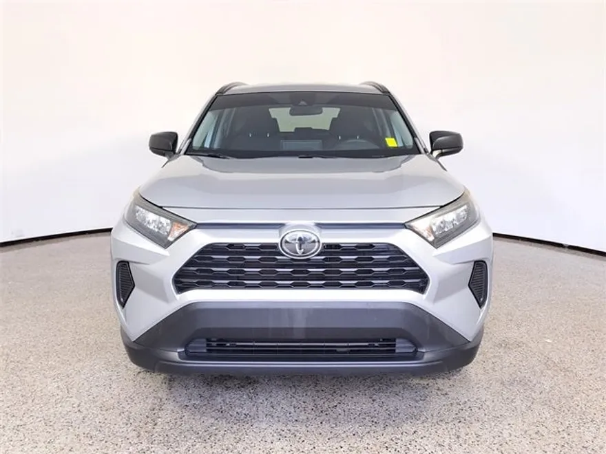 2019 Toyota RAV4 LE photo 1