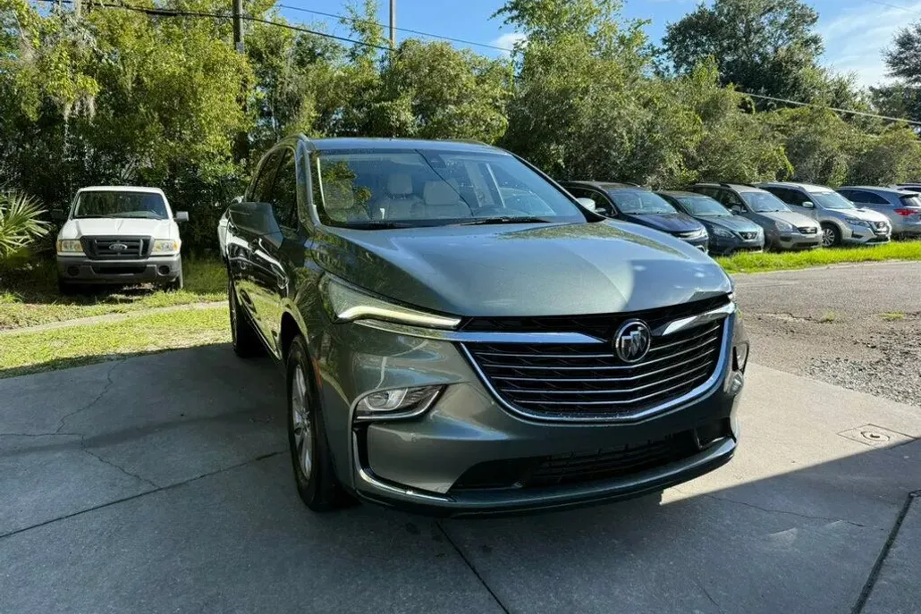 2024 Buick Enclave Essence photo 1