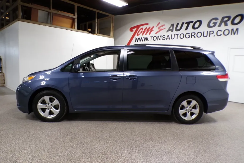 2014 Toyota Sienna LE photo 1