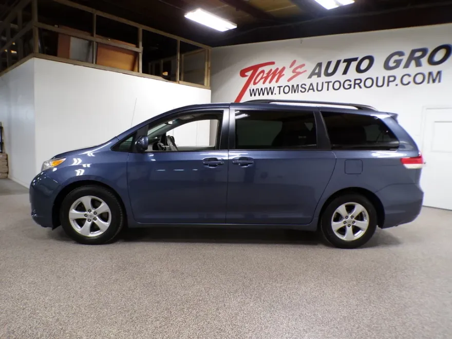 2014 Toyota Sienna LE photo 1