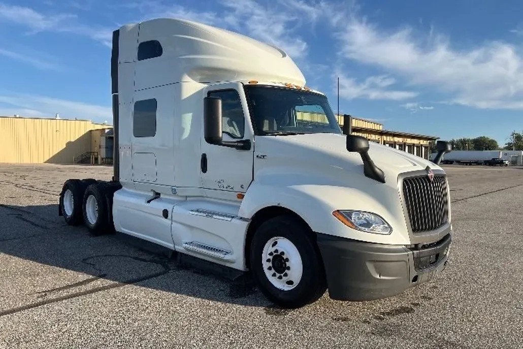 2022 International LT625 LT photo 1