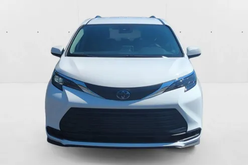2024 Toyota Sienna LE photo 2