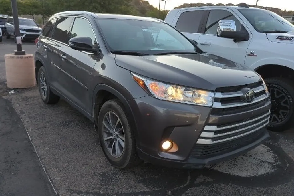 2019 Toyota Highlander XLE photo 1