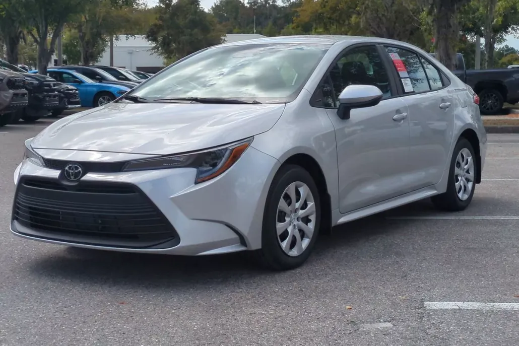 2025 Toyota Corolla LE photo 1