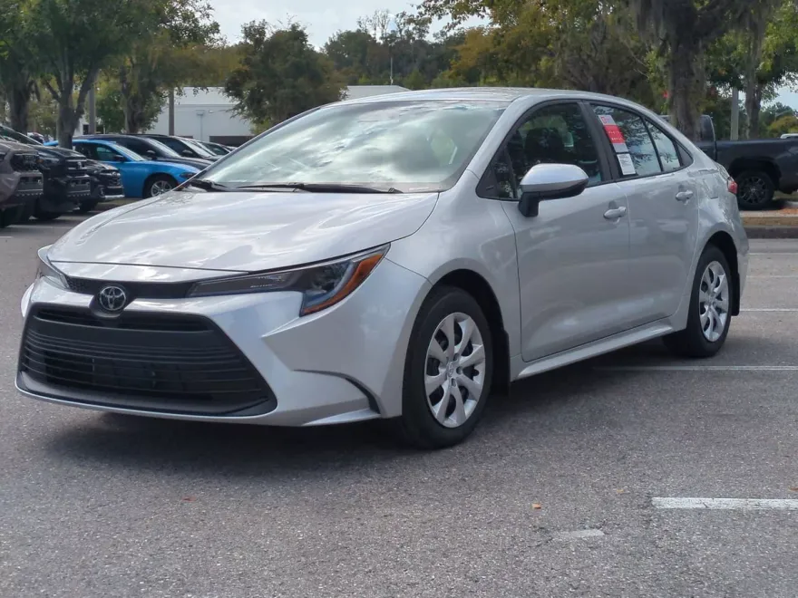 2025 Toyota Corolla LE photo 1