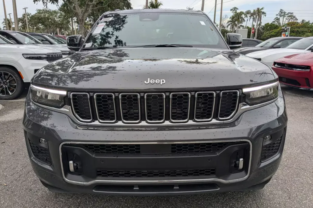 2025 Jeep Grand Cherokee Overland photo 1