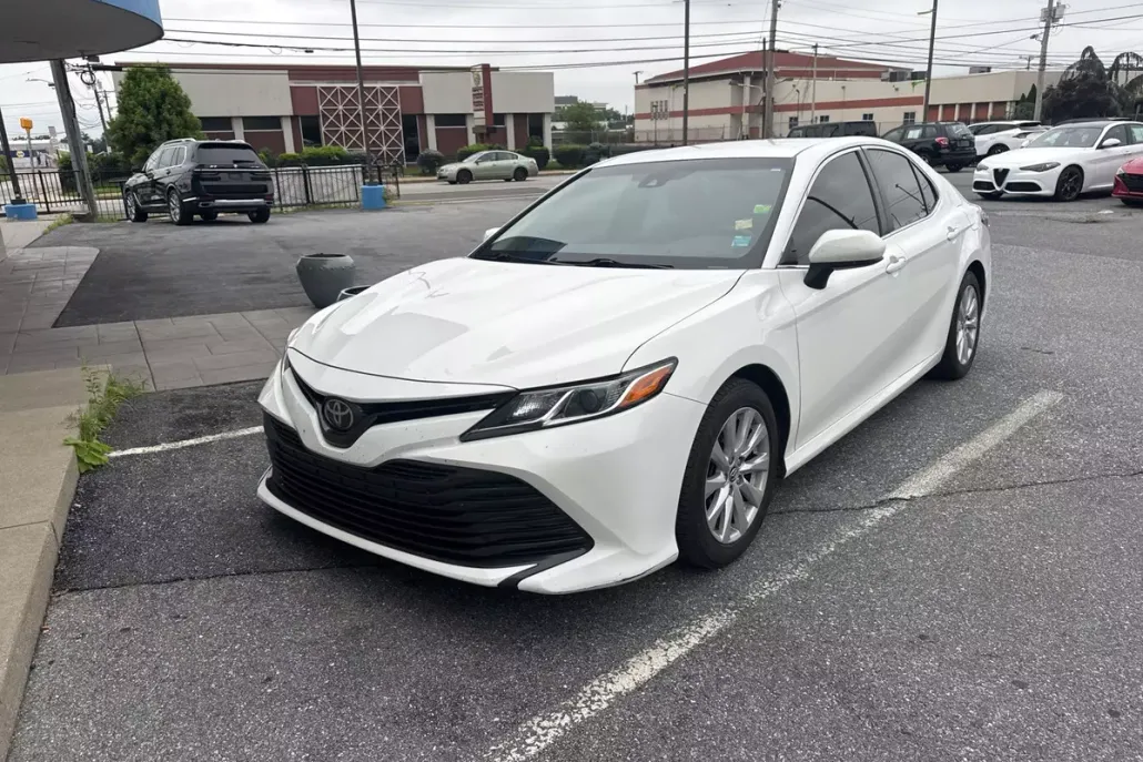 2018 Toyota Camry LE photo 1