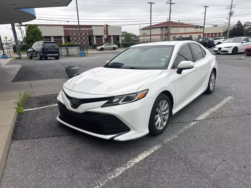 2018 Toyota Camry LE photo 1