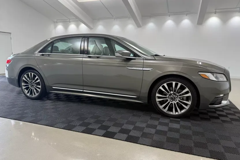 2017 Lincoln Continental Select photo 1