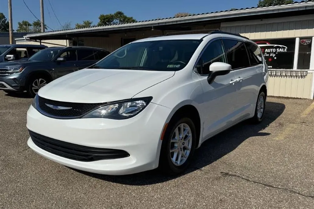 2020 Chrysler Voyager LXi photo 1