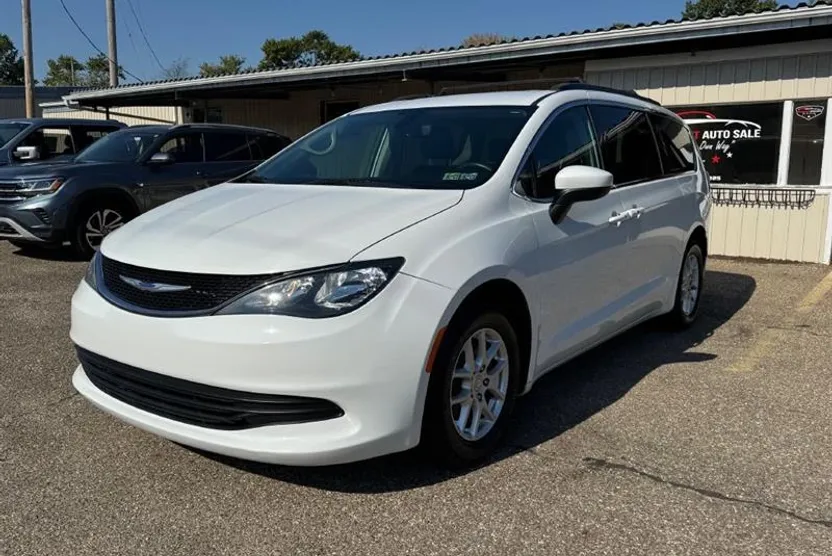 2020 Chrysler Voyager LXi photo 1
