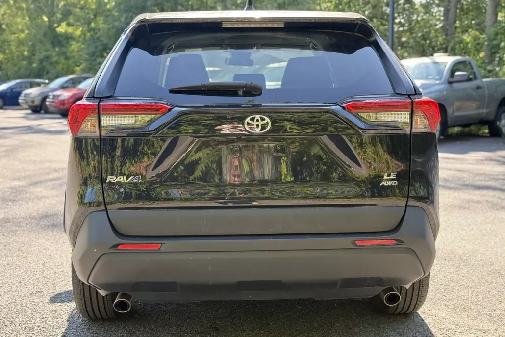 2022 Toyota RAV4 LE photo 1