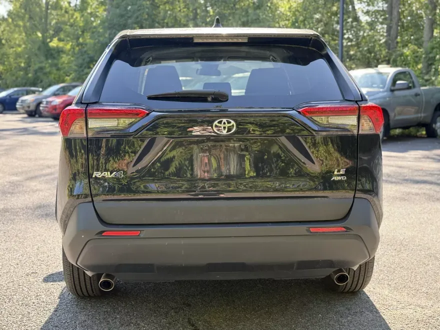 2022 Toyota RAV4 LE photo 1