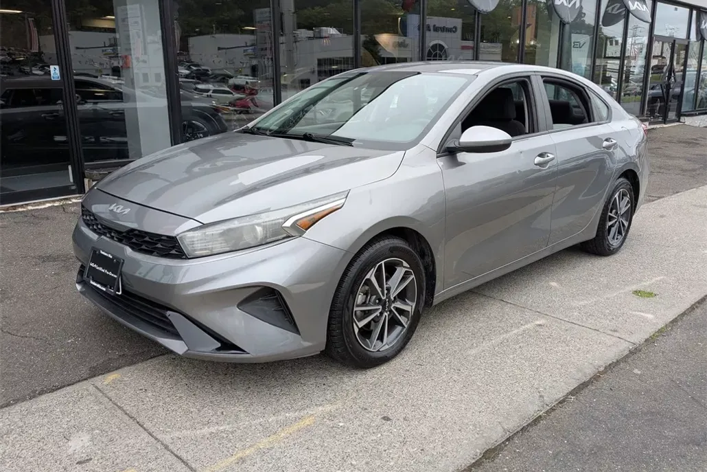 2022 Kia Forte LXS photo 1