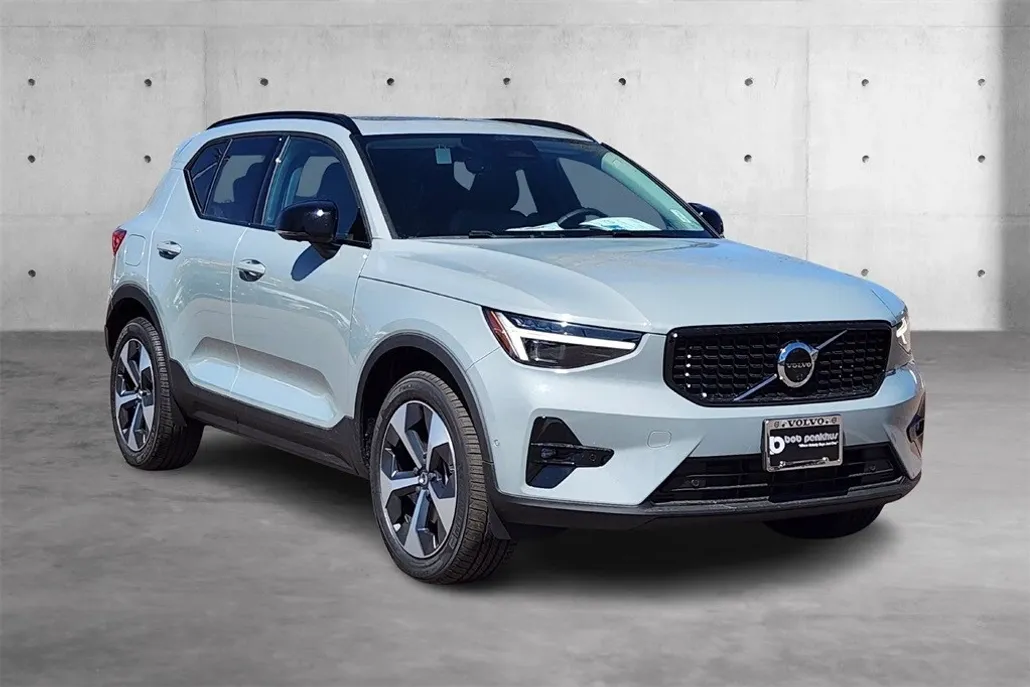 2025 Volvo XC40 Plus photo 1