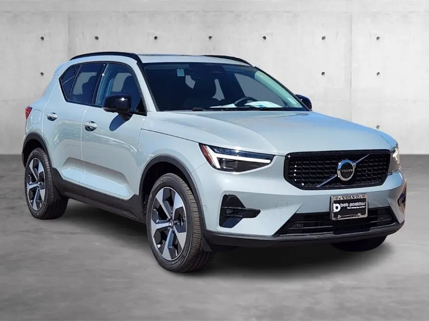 2025 Volvo XC40 Plus photo 1