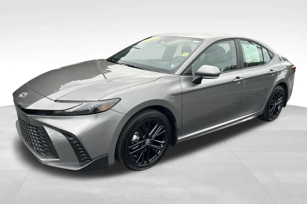 2025 Toyota Camry SE photo 1