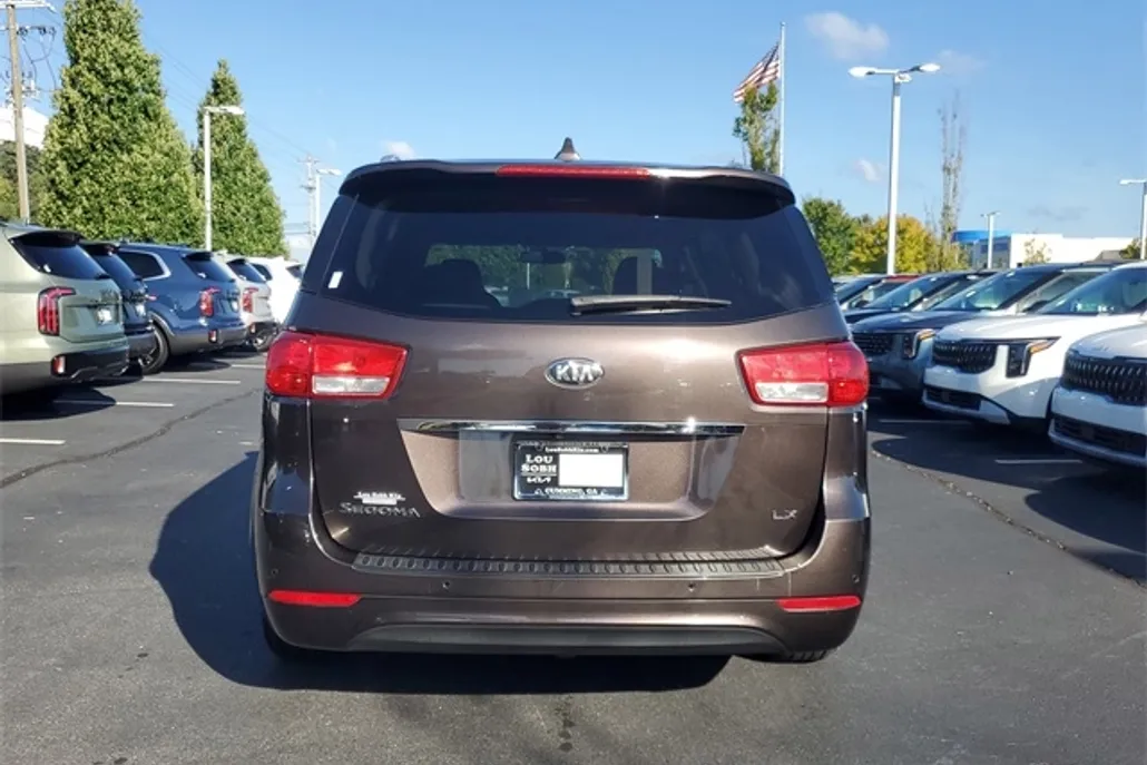 2017 Kia Sedona LX photo 1