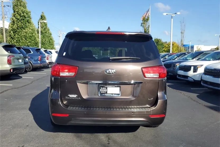2017 Kia Sedona LX photo 1