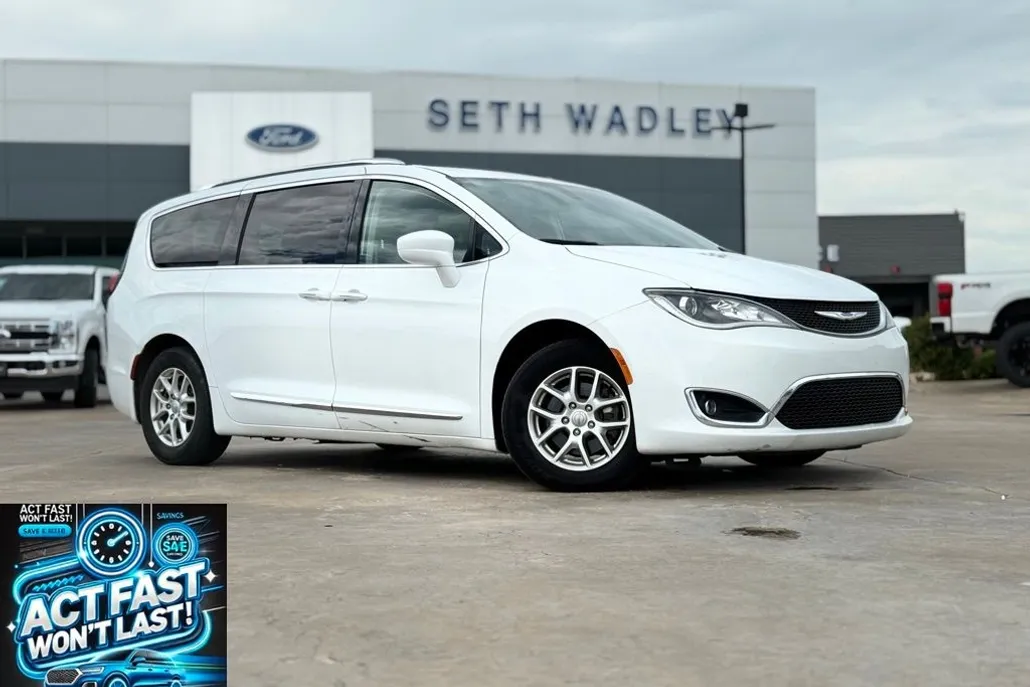 2020 Chrysler Pacifica Touring L photo 1