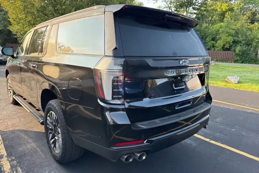 2025 Chevrolet Suburban Z71 photo 1