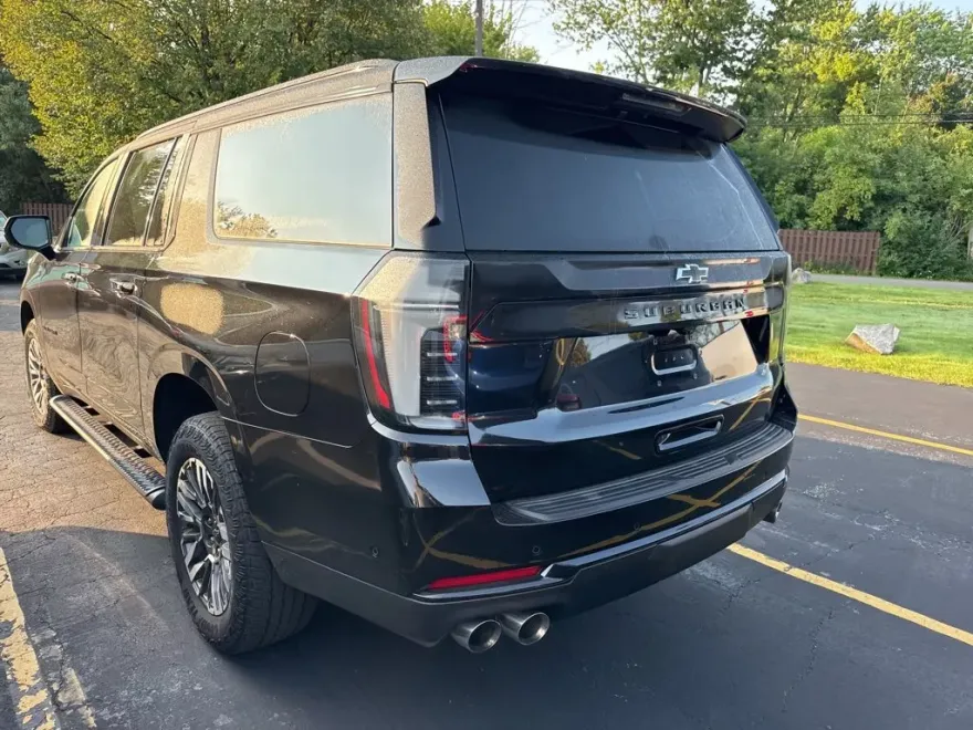 2025 Chevrolet Suburban Z71 photo 1