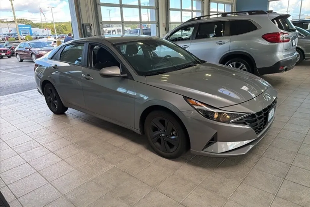 2023 Hyundai Elantra SEL photo 1