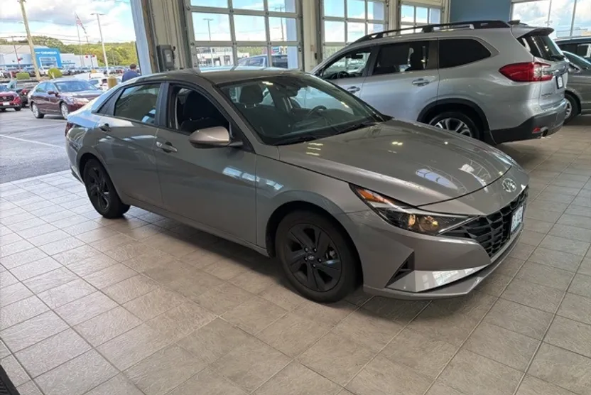 2023 Hyundai Elantra SEL photo 1