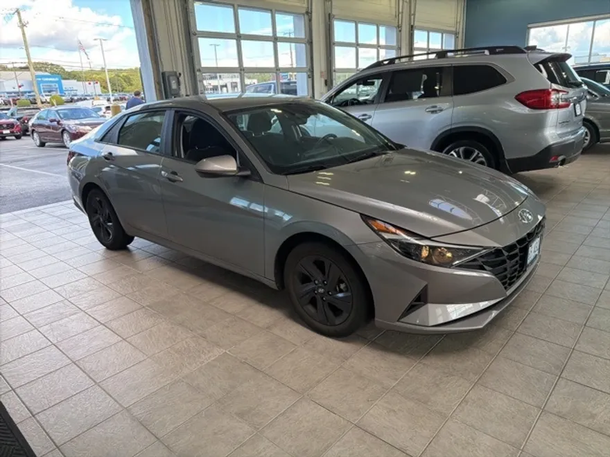 2023 Hyundai Elantra SEL photo 1