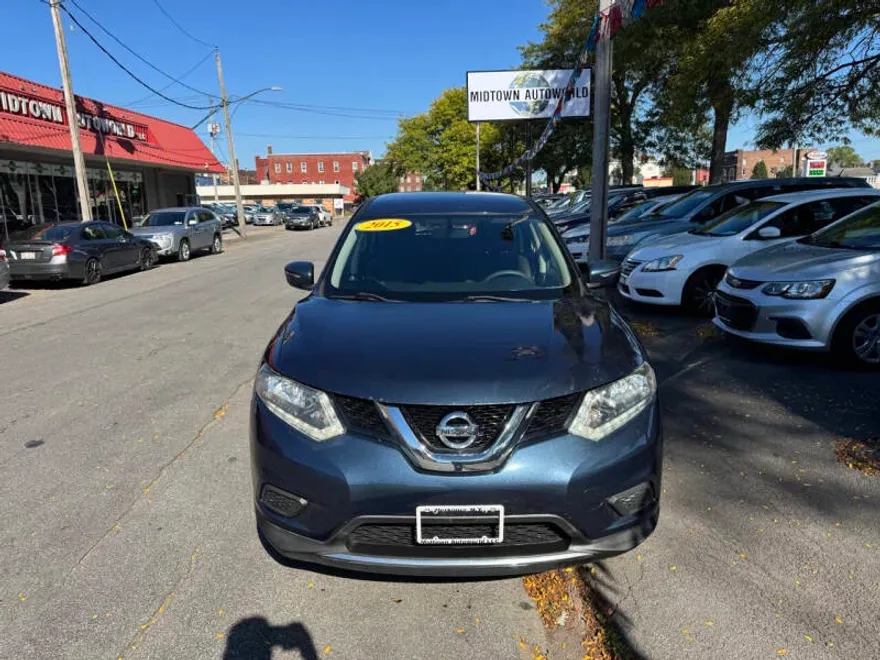 2015 Nissan Rogue SV photo 1