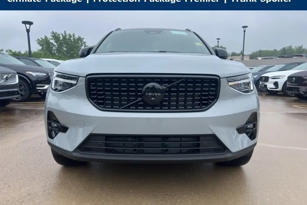 2026 Volvo XC40 photo 1