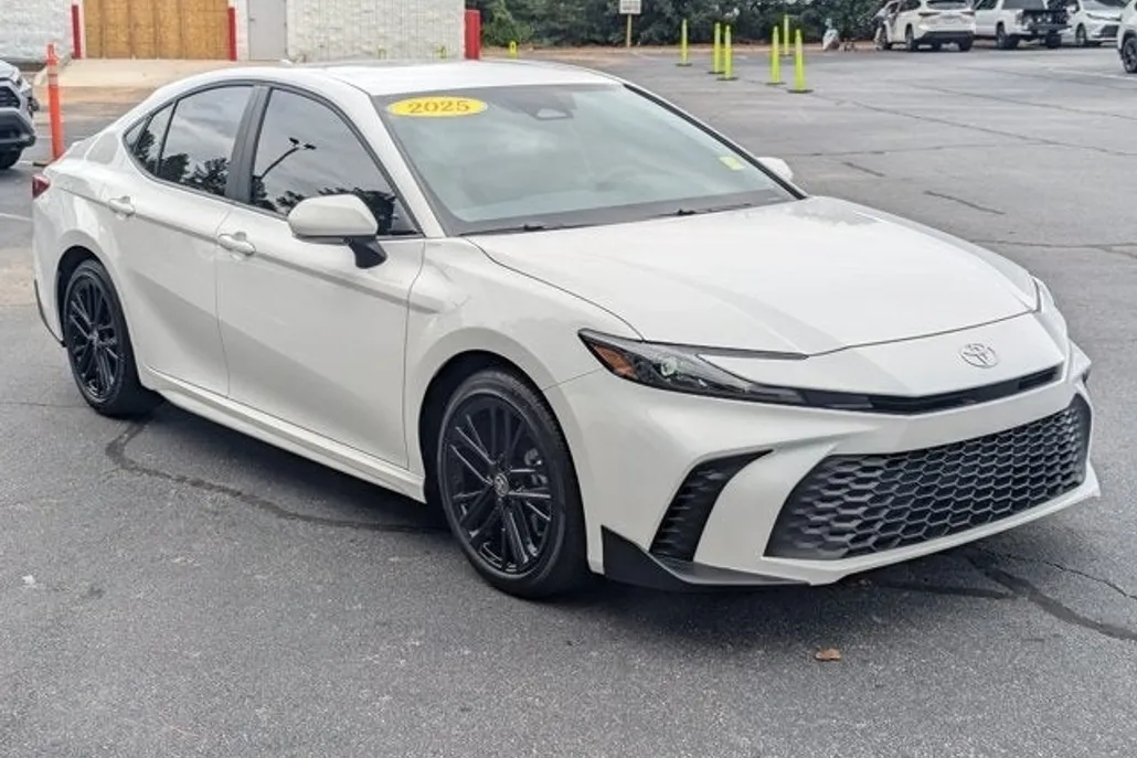 2025 Toyota Camry SE photo 1