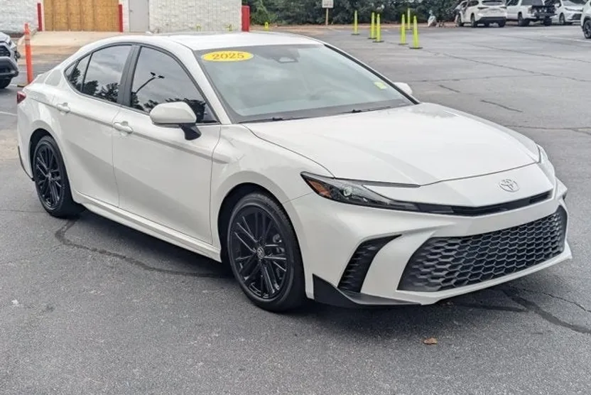 2025 Toyota Camry SE photo 1