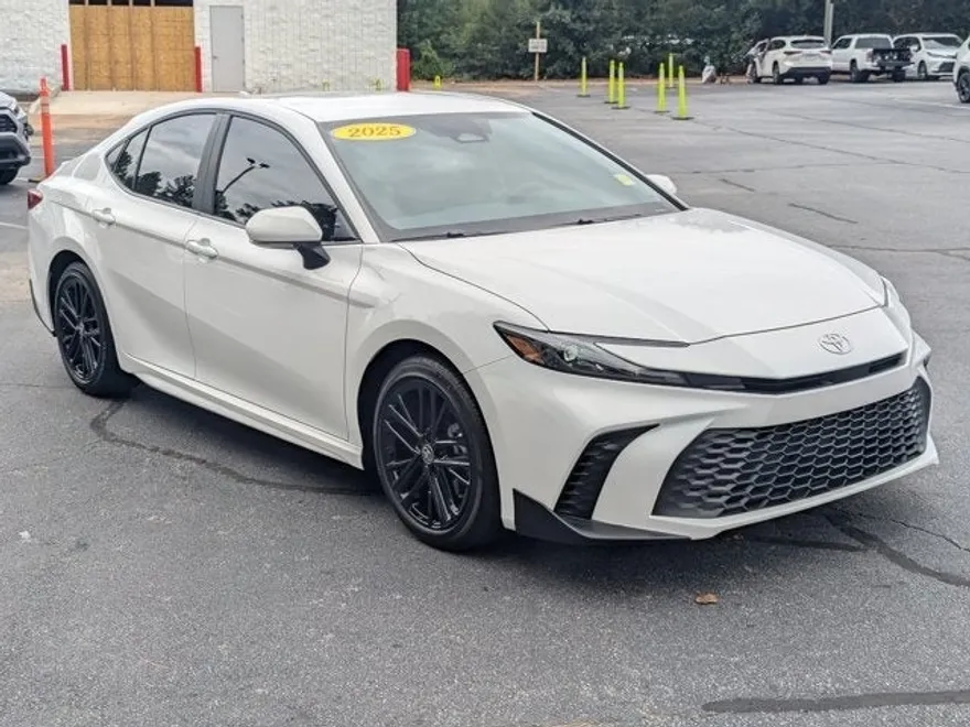 2025 Toyota Camry SE photo 1