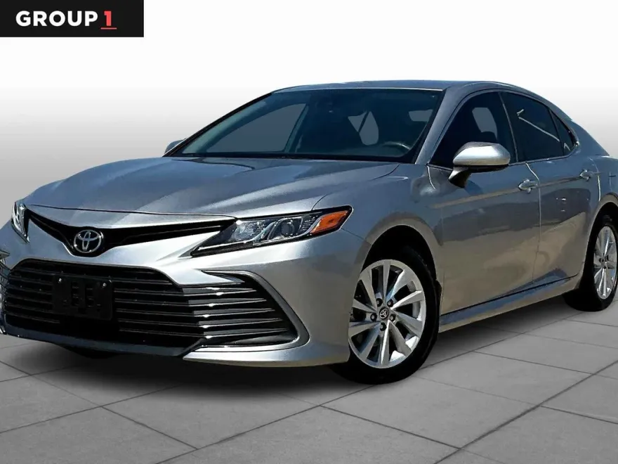 2023 Toyota Camry LE photo 1