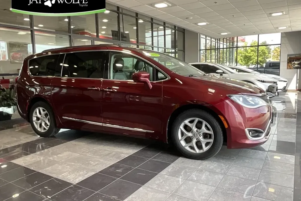 2017 Chrysler Pacifica Touring L photo 1