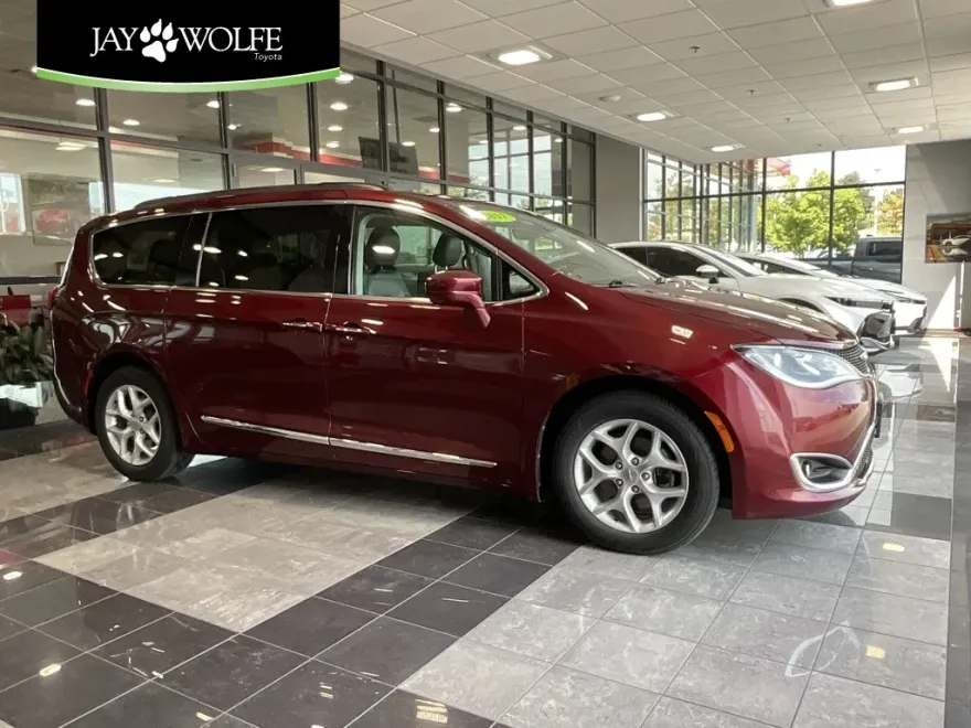 2017 Chrysler Pacifica Touring L photo 1
