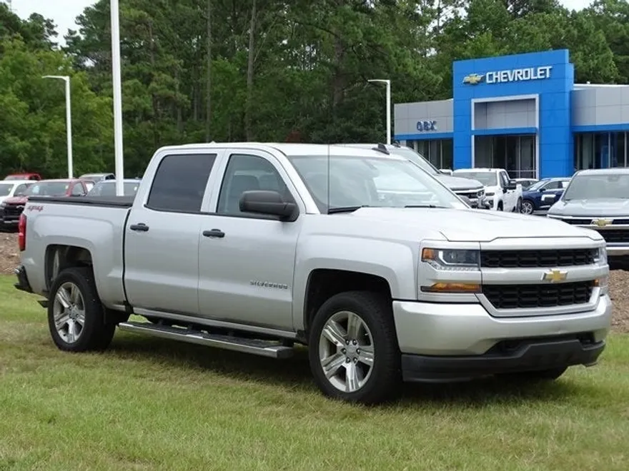2018 Chevrolet Silverado 1500 Custom photo 1