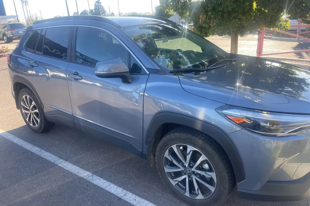 2022 Toyota Corolla Cross XLE photo 1