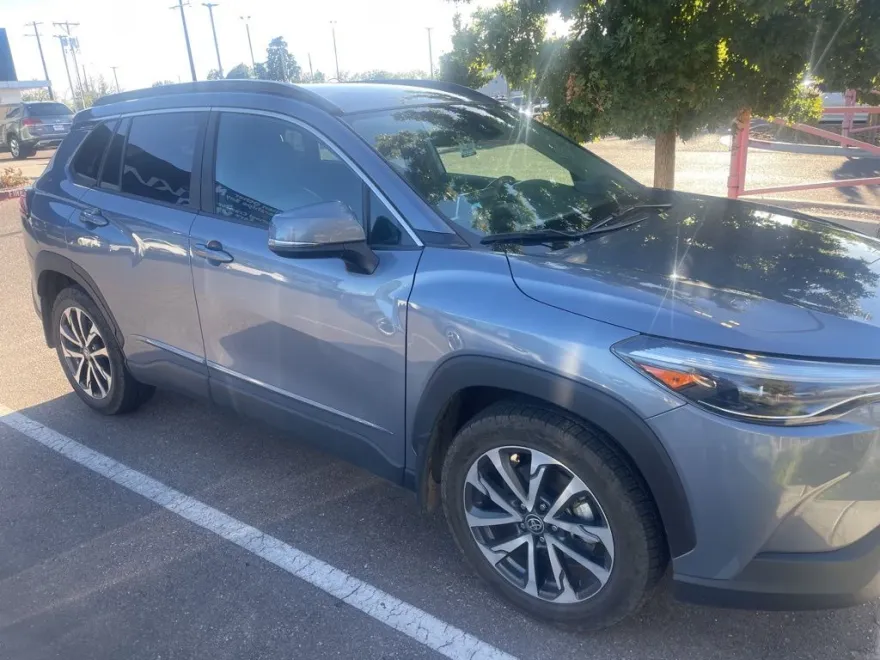 2022 Toyota Corolla Cross XLE photo 1