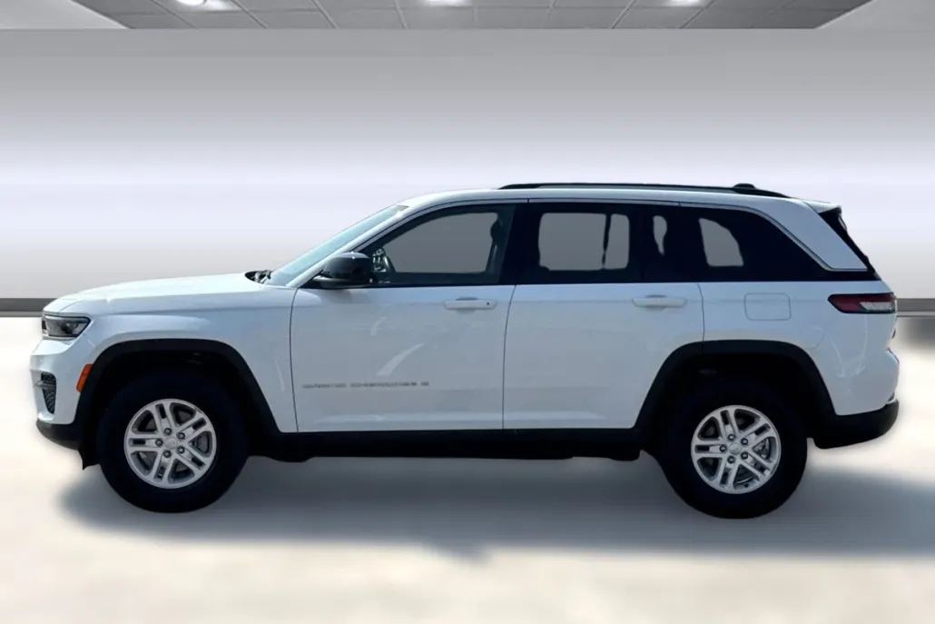 2022 Jeep Grand Cherokee Laredo photo 1