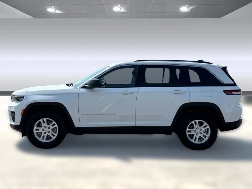 2022 Jeep Grand Cherokee Laredo photo 1