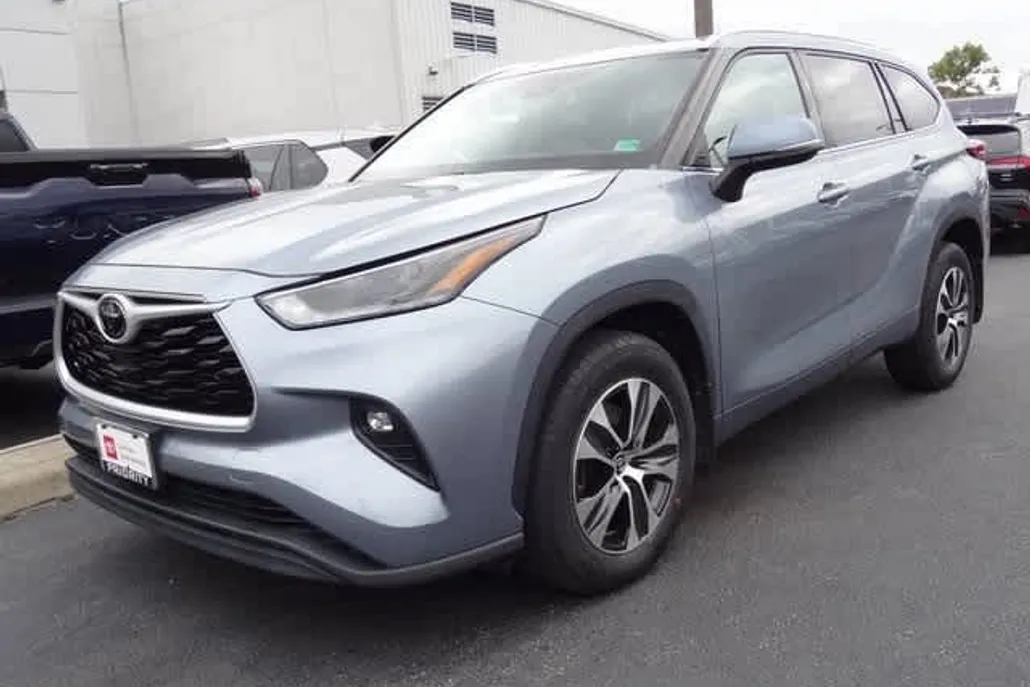 2021 Toyota Highlander XLE photo 1