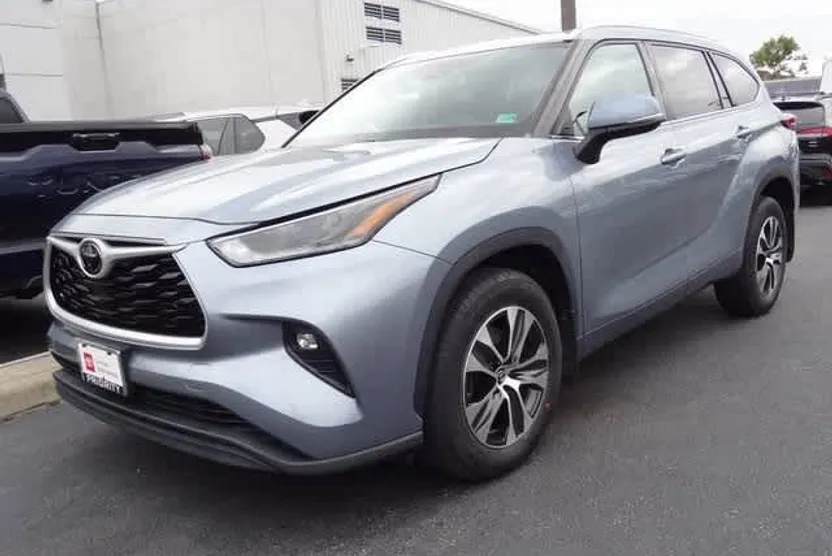 2021 Toyota Highlander XLE photo 1