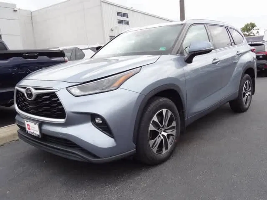 2021 Toyota Highlander XLE photo 1